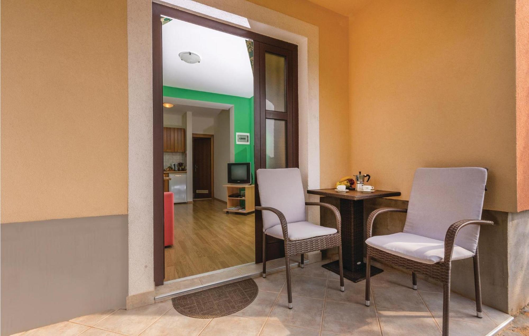 1 Bedroom Lovely Apartment In Tar-Vabriga Екстер'єр фото